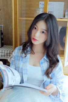女性黑色蕾丝抹胸开叉短裙穿搭